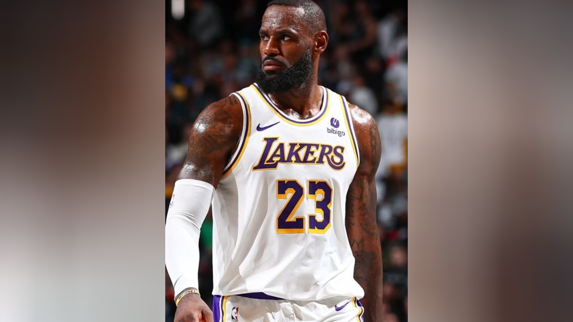 包含詹姆斯迎来十二赛季高光表现,篮网球迷沸腾!的词条 包含詹姆斯迎来十二赛季高光表现,篮网球迷沸腾!的词条