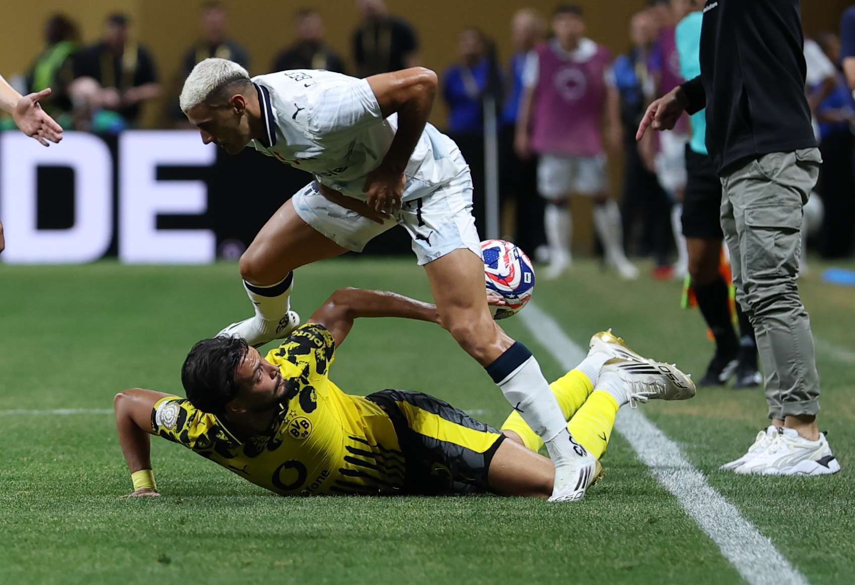 包含德布劳内在皇家马德里比赛中赛况扑朔迷离,赛况扑朔迷离引发热议!的词条 包含德布劳内在皇家马德里比赛中赛况扑朔迷离,赛况扑朔迷离引发热议!的词条